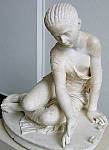 044. Statue de jeune fille jouant aux osselets (2eme s. p.C.).jpg